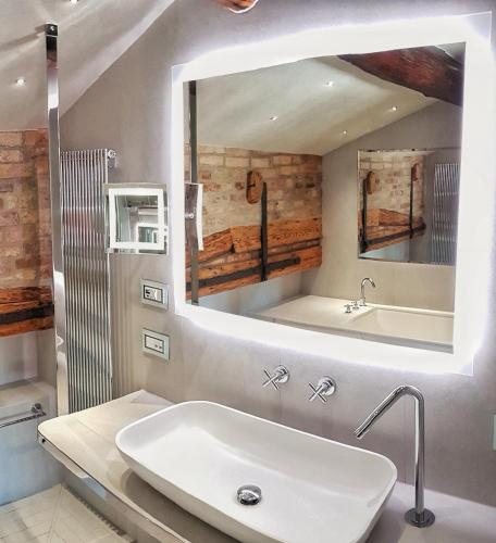Santa Chiara Hotel — Bathroom