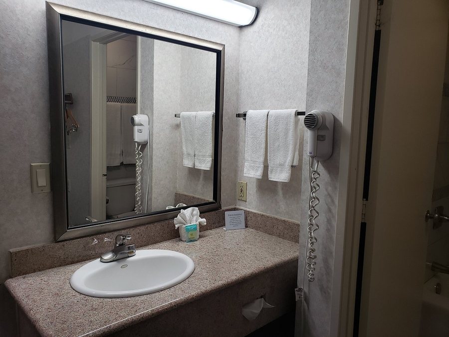 Santa Clarita Motel — Bathroom