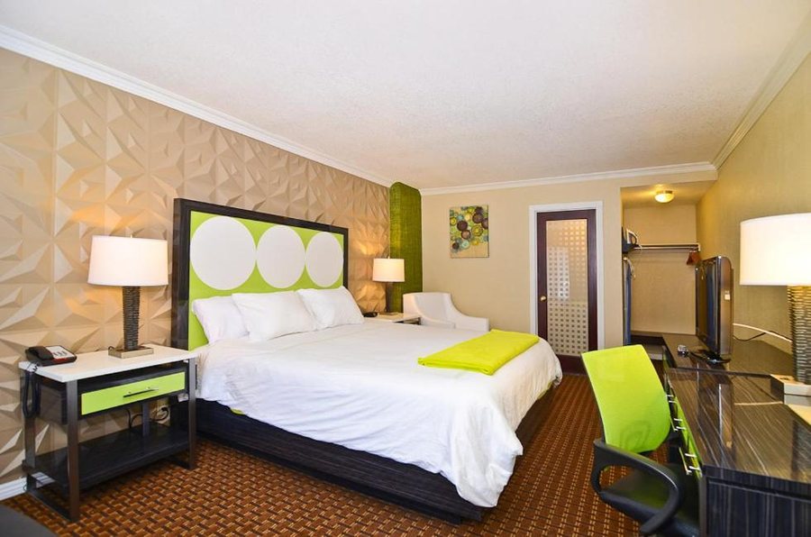 Santa Clarita Motel — Guest room