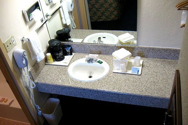 Santa Fe Inn and Suites Pueblo — Bathroom