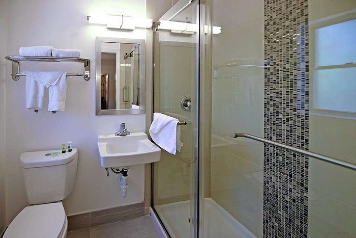 Santa Fe International Hostel — Bathroom