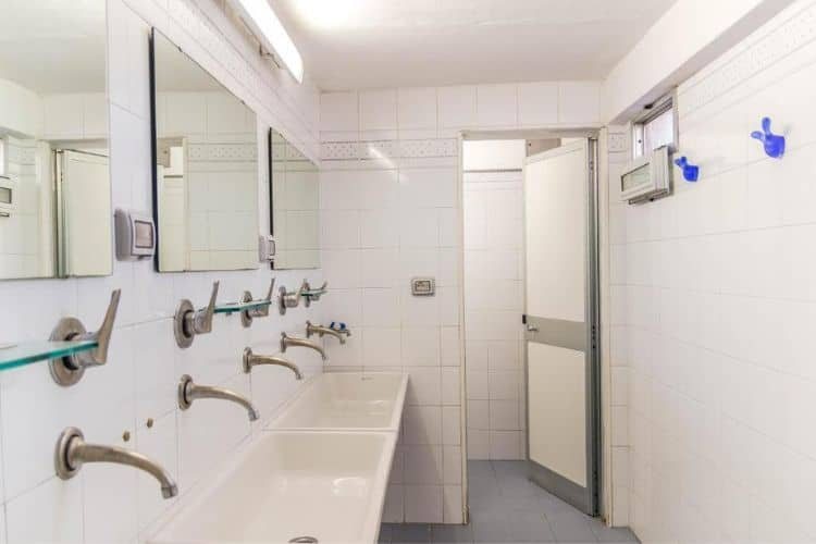 Santa Monaca Hostel — Bathroom