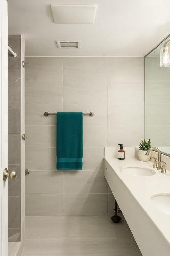 Sapphire Beach Resort — Bathroom