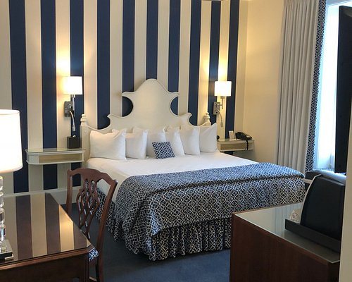 Saratoga Arms Hotel — Guest room