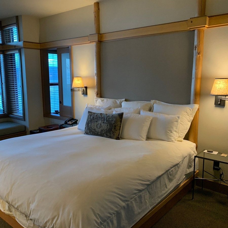 Saratoga Inn — Guest room