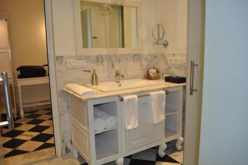 Sariska Manor — Bathroom
