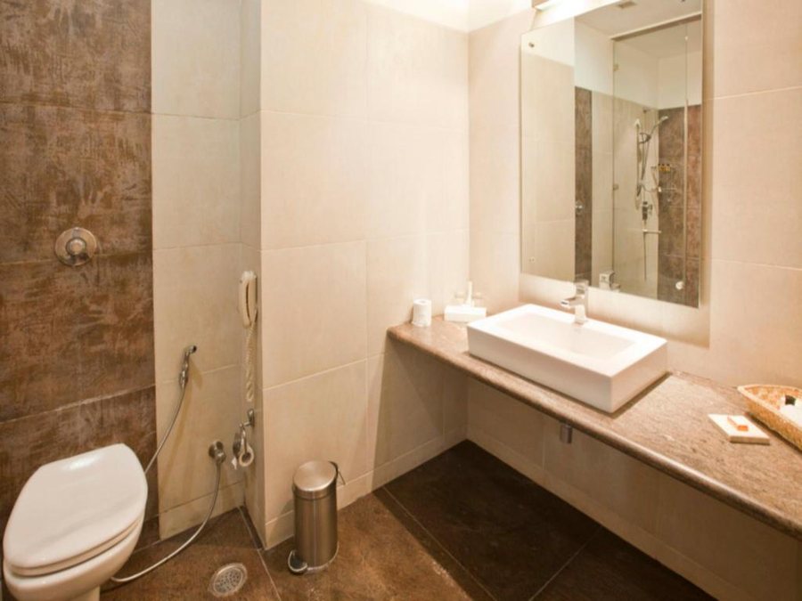 Sarovar Portico Naraina — Bathroom