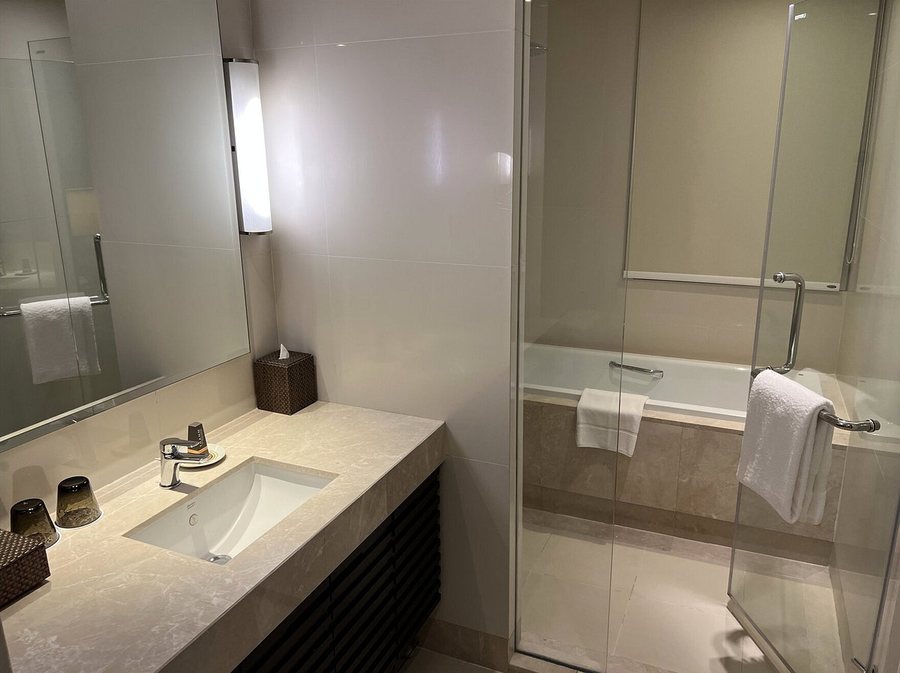 Sathorn Vista Bangkok Marriott Executive Apartments — Bathroom