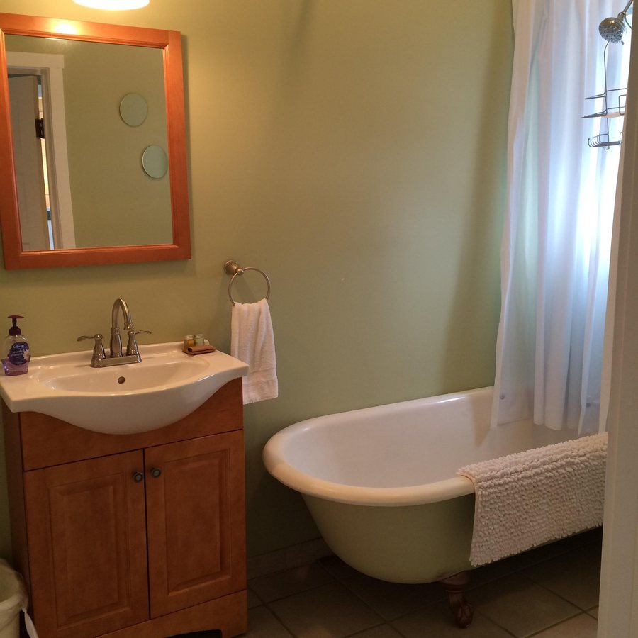 Sauerdough Lodging — Bathroom