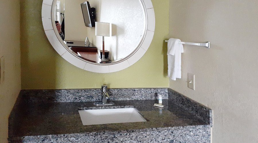 Savannah Garden Hotel — Bathroom