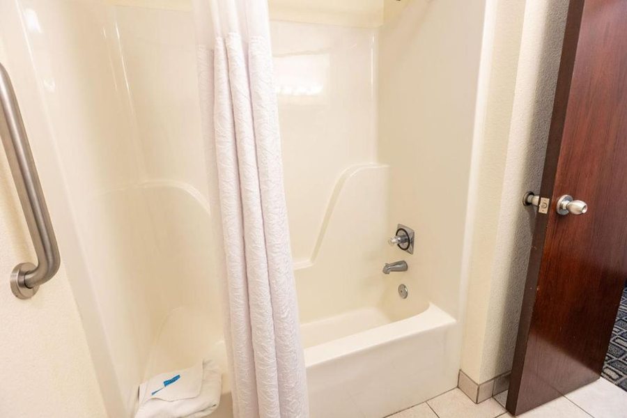 Savannah House Hotel — Bathroom