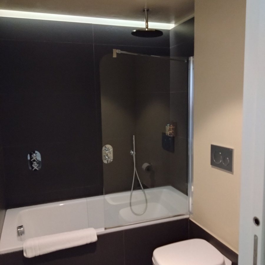 Savona 18 Suites — Bathroom