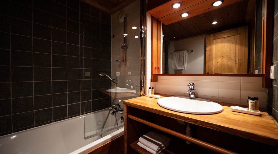 Savoy Hotel — Bathroom