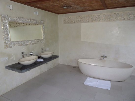 Sawah Indah Villa — Bathroom