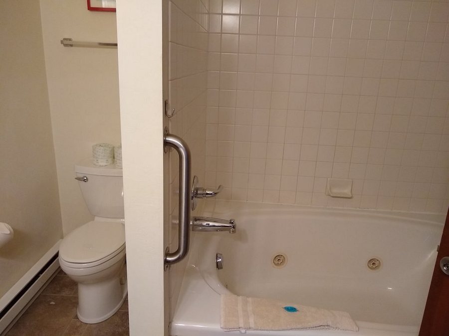 Scandinavian Lodge — Bathroom