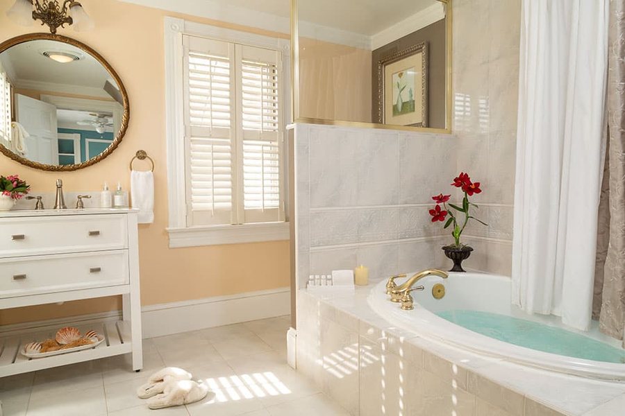 Scarborough Inn — Bathroom