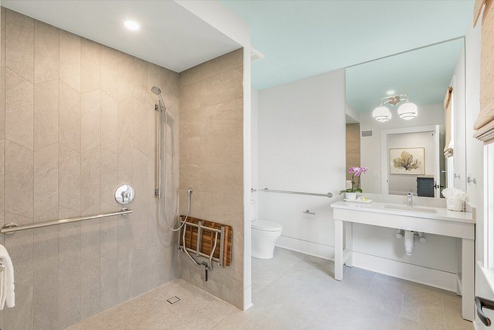 Scarlet Mango Inn — Bathroom