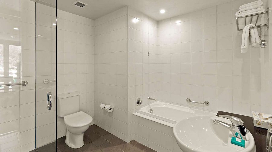 Scenic Suites Queenstown — Bathroom