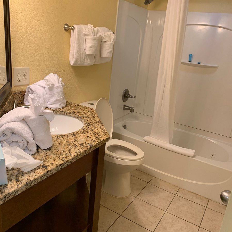 Schooner Beach Racquet Club — Bathroom