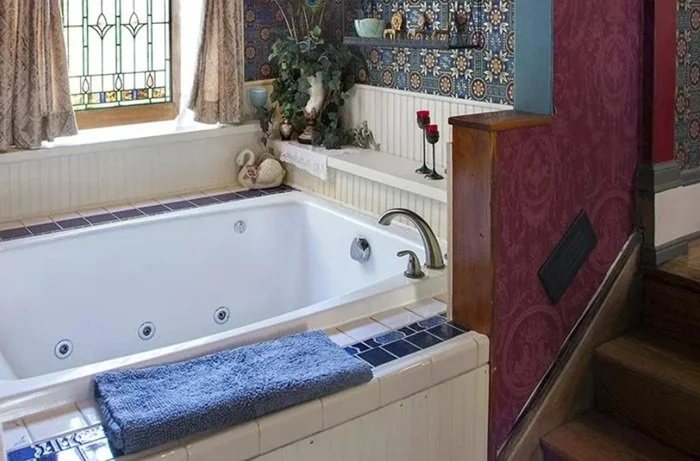 Schuster Mansion Bed Breakfast — Bathroom