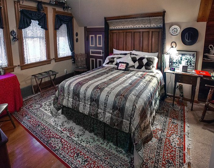 Schuster Mansion Bed Breakfast — Guest room