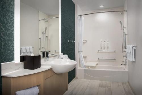 Schweitzer — Bathroom