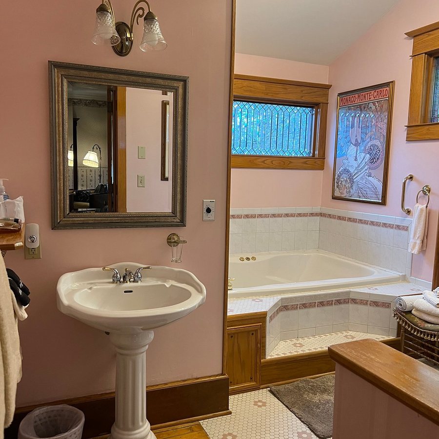 Scofield House Bed and Breakfast — Bathroom