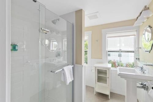 Scotch Hill Inn — Bathroom