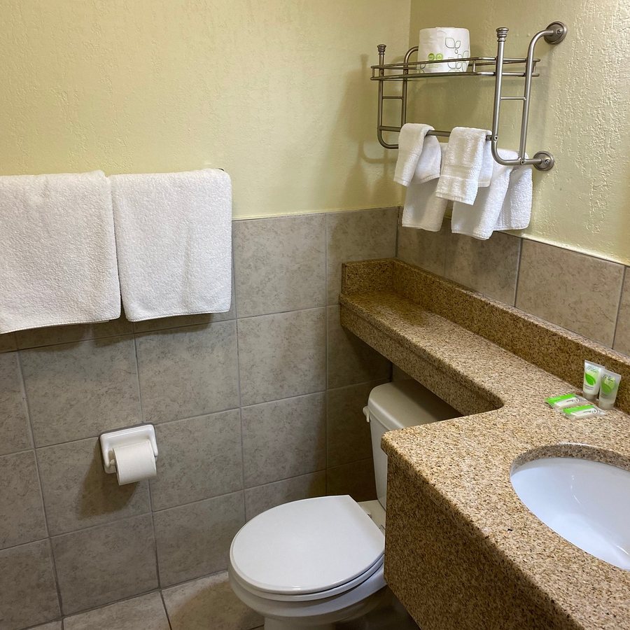 Scottish Inn Sturbridge — Bathroom
