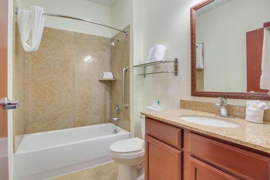 Scottish Inn Suites Reliant Park Six Flags — Bathroom