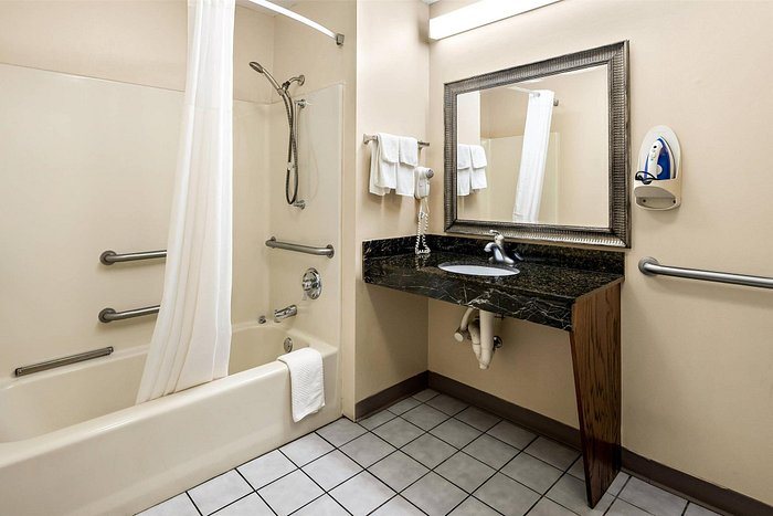 Scottish Inns Decatur — Bathroom