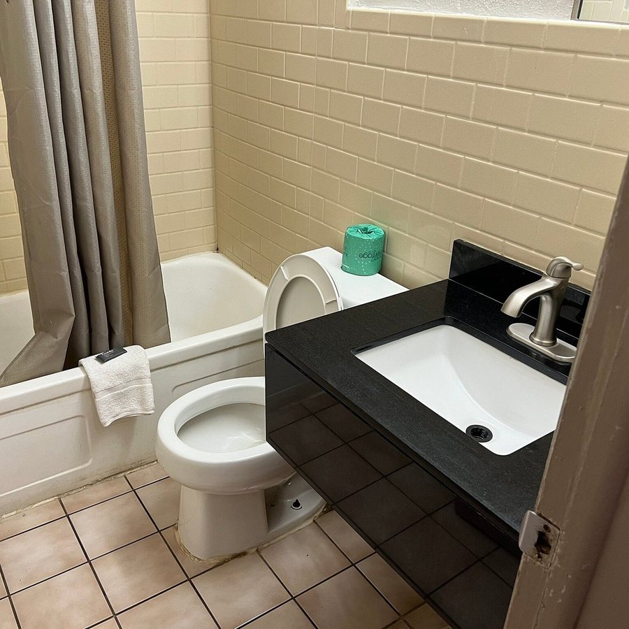 Scottish Inns Suites Bordentown — Bathroom
