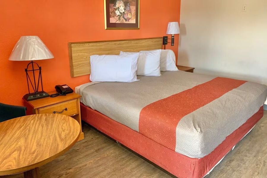 Scottish Inns Suites Bordentown — Guest room