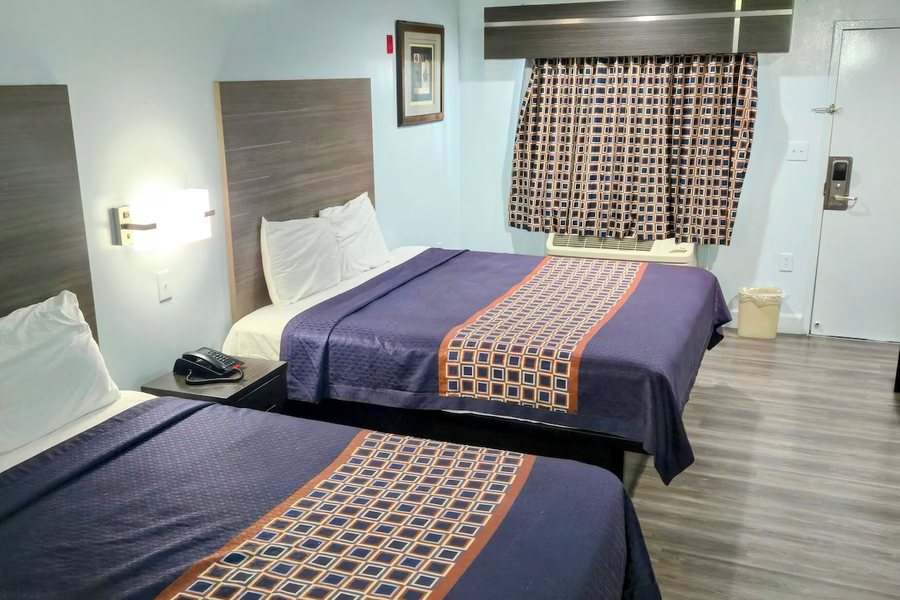 Scottish Inns Suites East Sam Houston Parkway — Guest room