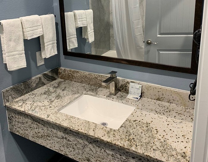 Scottish Inns Suites — Bathroom