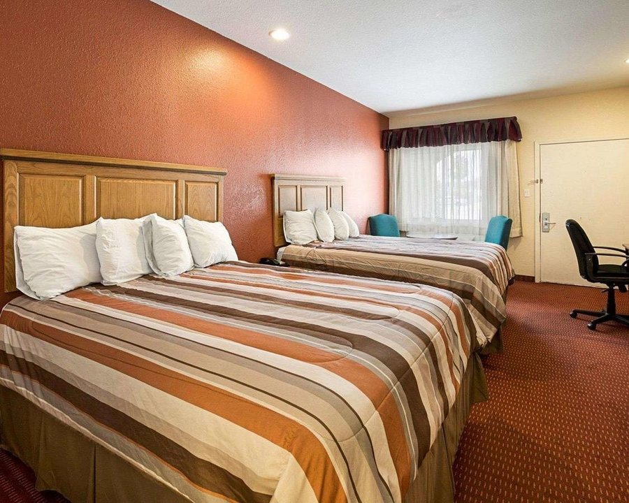 Scottish Inns Suites — Guest room