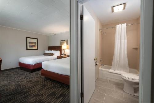 Scotty s Lakeside Resort — Bathroom