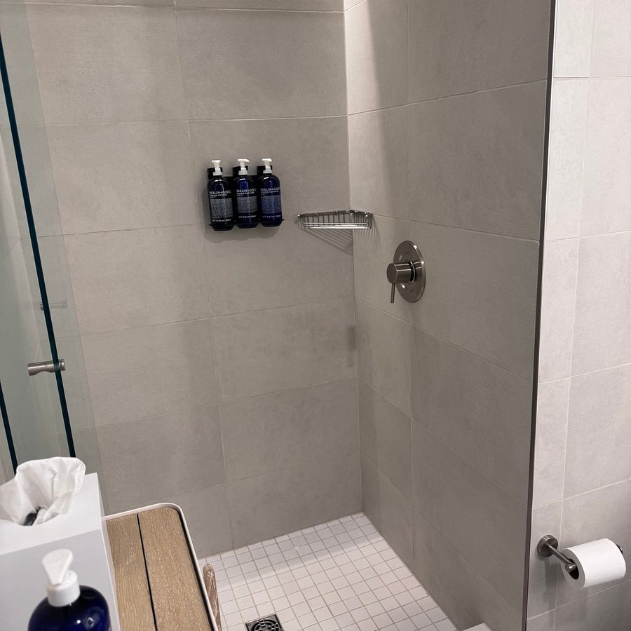 Scout Living PCM Placemakr Atlanta Apartments by Hilton — Bathroom