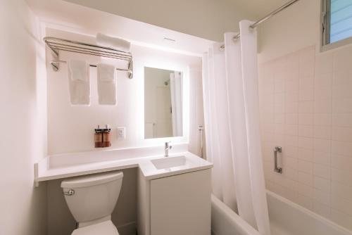 SCP Hilo Hotel — Bathroom