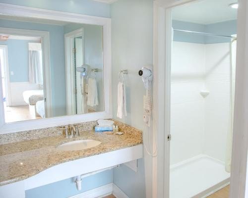 Sea Breeze Hotel — Bathroom