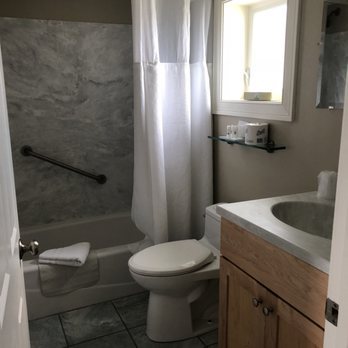 Sea Chambers Motel — Bathroom