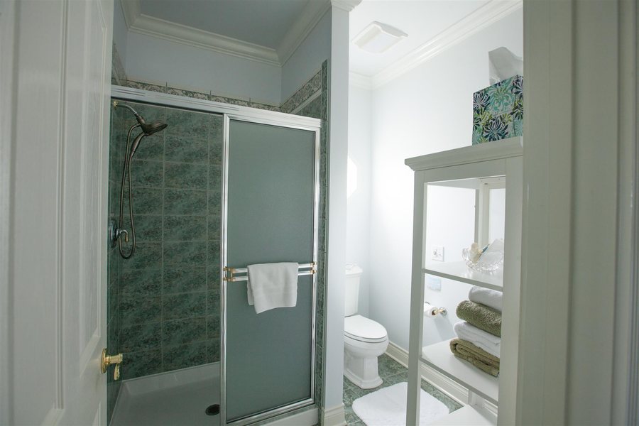 Sea Cliff Gardens Bed Breakfast — Bathroom