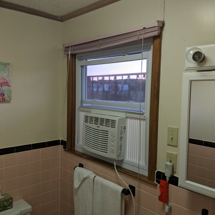 Sea Drift Motel — Bathroom