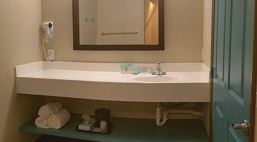 Sea Esta Motels I — Bathroom