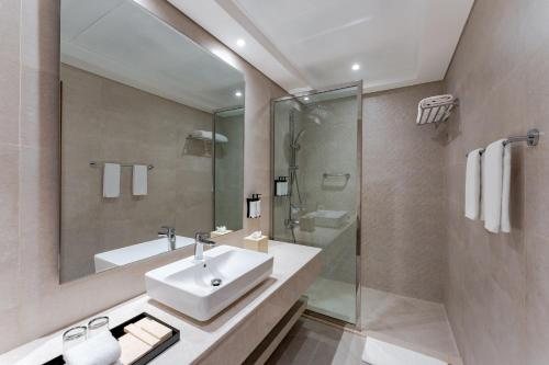 Sea Point Hotel Dubai Islands — Bathroom