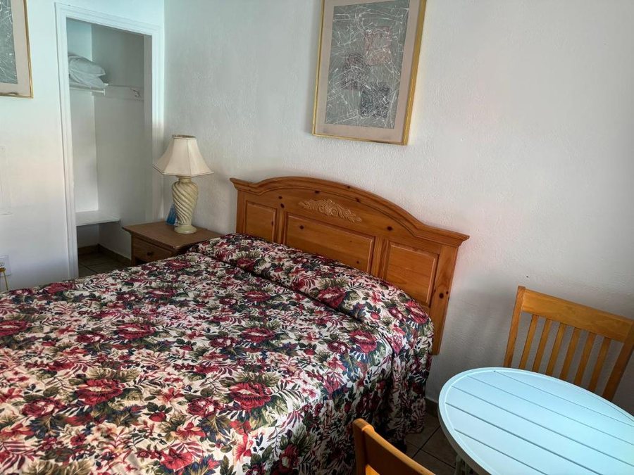 Sea Ray Motel — Guest room
