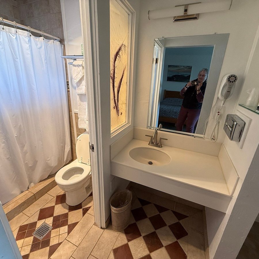 Sea Rock Inn Los Angeles California — Bathroom