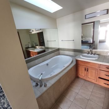 Sea Sand Inn — Bathroom