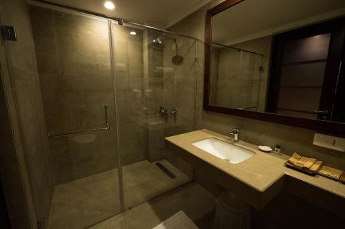 Sea Shell Neil — Bathroom