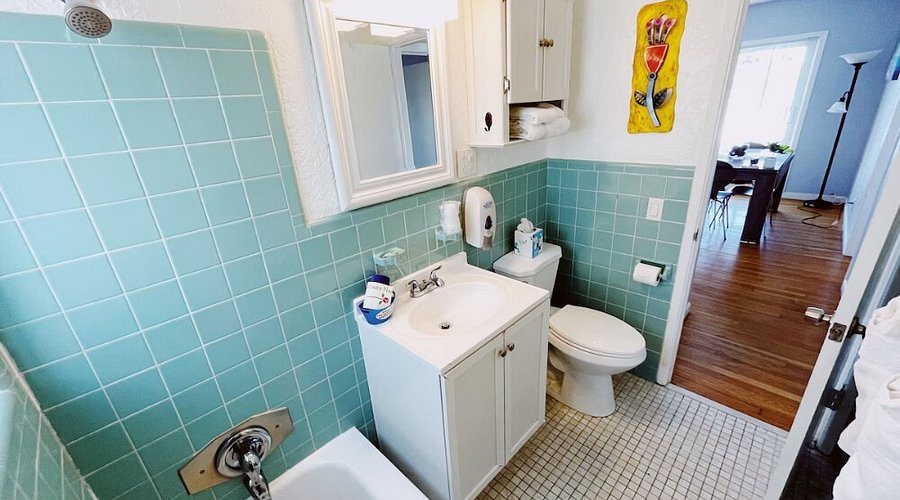 Sea Spray Inn — Bathroom